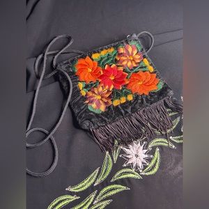 VTG Small Black velvet fringed Embroidered Zip close purse. Unbranded
